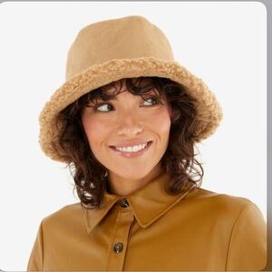 VIRGINIA WOLF Sherpa Reversible Bucket Hat In Tan